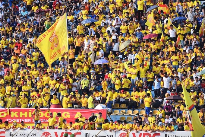 Sân Thiên Trường ngập tràn khán giả trong ngày khai màn V-League 2021