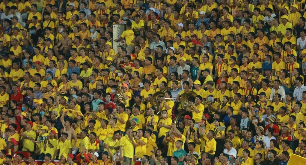 Sân Thiên Trường ngập tràn khán giả trong ngày khai màn V-League 2021
