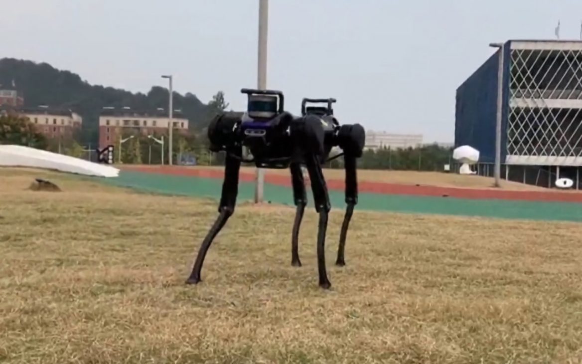 Sự kết hợp của trí tuệ nhân tạo và công nghệ ảo trên chó robot