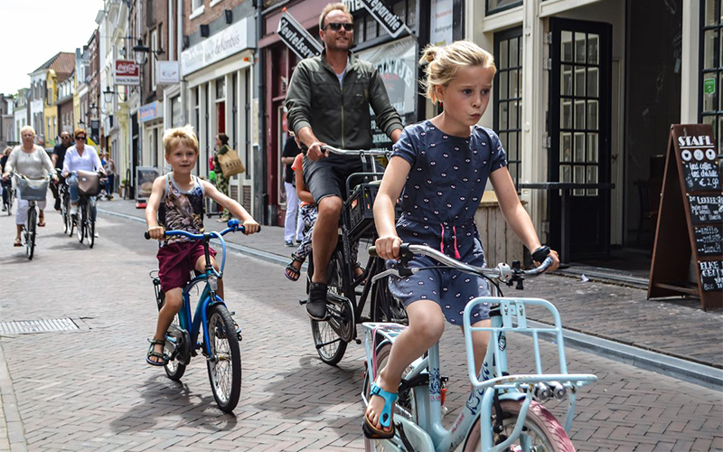 Giới trẻ có thể vận động bằng cách đạp xe cùng gia đình bạn bè