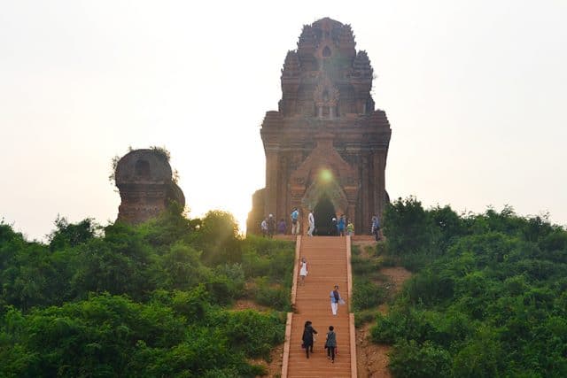 Tháp Bánh Ít-biểu tượng của vùng đất văn võ Bình Định