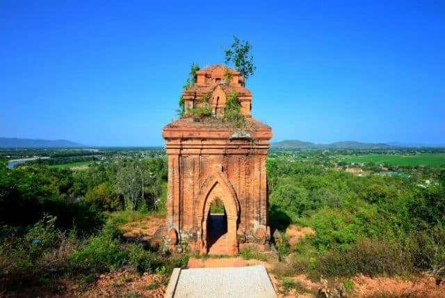 Tháp Bánh Ít-biểu tượng của vùng đất văn võ Bình Định